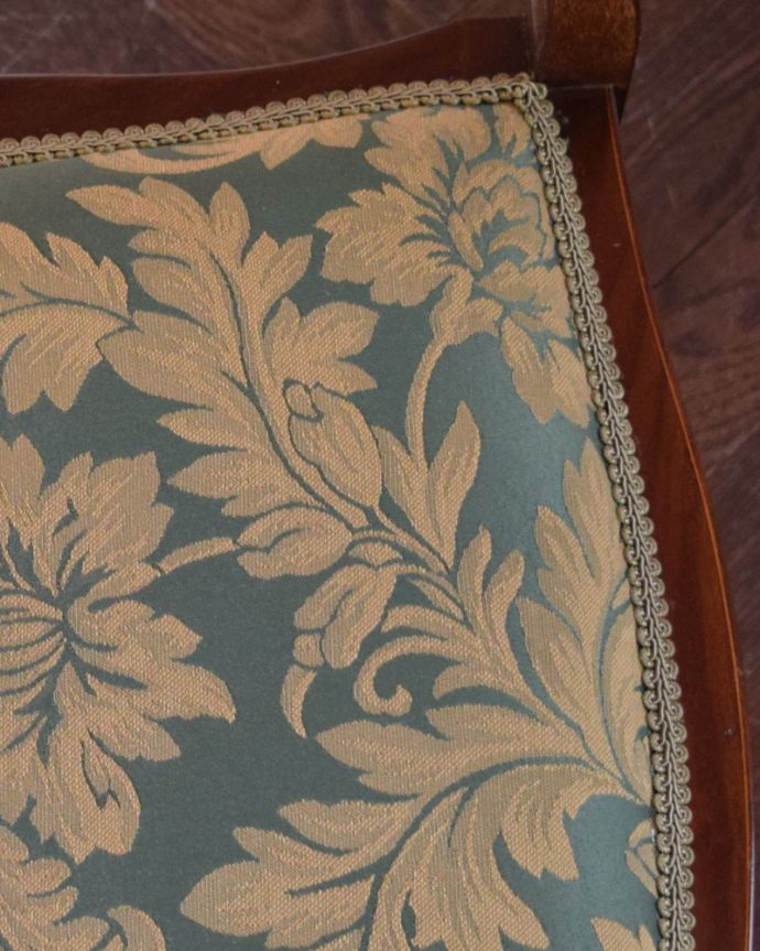 サロンチェア　アンティーク チェア　英国から届いたアンティークの椅子、象嵌の装飾入りの布張りのアームチェア。チェアのデザインをより華やかに魅せてくれる新しい生地に張替えています。(k-1269-c)