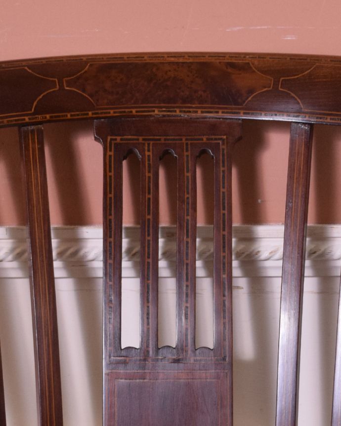 サロンチェア　アンティーク チェア　英国から届いたアンティークの椅子、象嵌の装飾入りの布張りのアームチェア。背もたれは細やかな象嵌が入っています。(k-1269-c)
