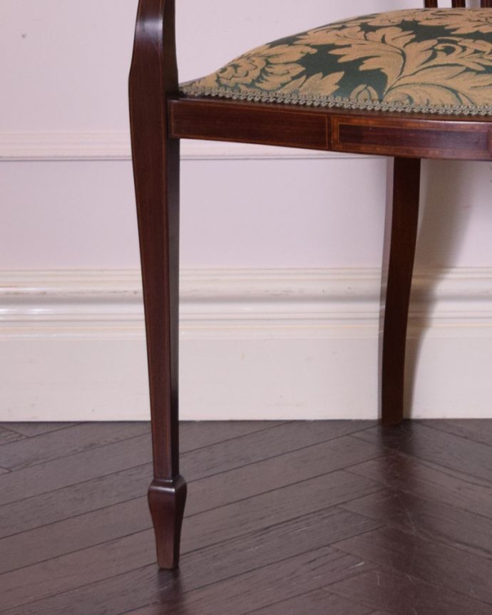 サロンチェア　アンティーク チェア　英国から届いたアンティークの椅子、象嵌の装飾入りの布張りのアームチェア。きちんとお直ししています。(k-1269-c)
