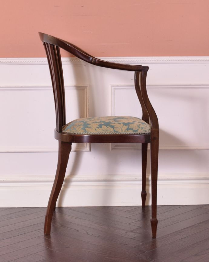 サロンチェア　アンティーク チェア　英国から届いたアンティークの椅子、象嵌の装飾入りの布張りのアームチェア。横から見ても綺麗な装飾が楽しめます。(k-1269-c)