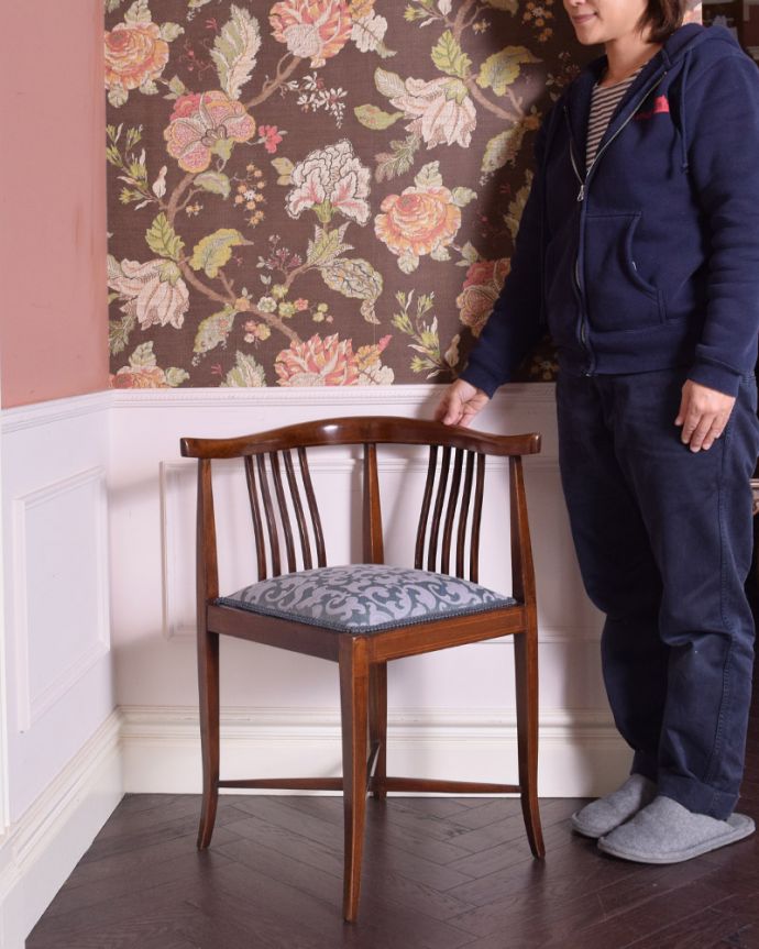 サロンチェア　アンティーク チェア　マホガニー材を使った英国輸入のアンティークの椅子、美しいコーナーチェア。上品な雰囲気が漂います。(k-1270-c)