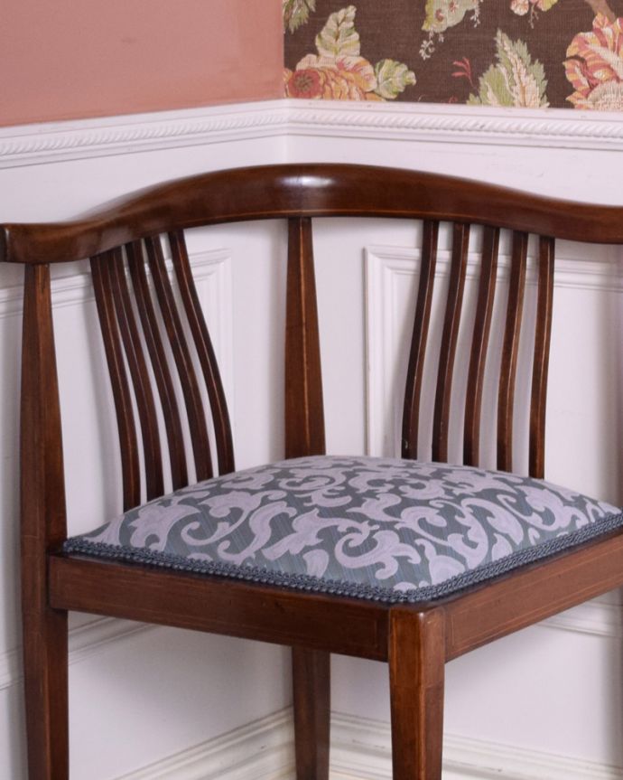 サロンチェア　アンティーク チェア　マホガニー材を使った英国輸入のアンティークの椅子、美しいコーナーチェア。背もたれは品のあるラインのデザイン。(k-1270-c)
