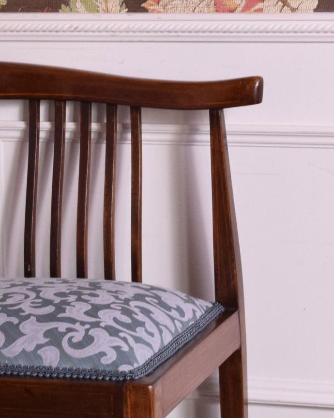 サロンチェア　アンティーク チェア　マホガニー材を使った英国輸入のアンティークの椅子、美しいコーナーチェア。肘掛けがあります。(k-1270-c)