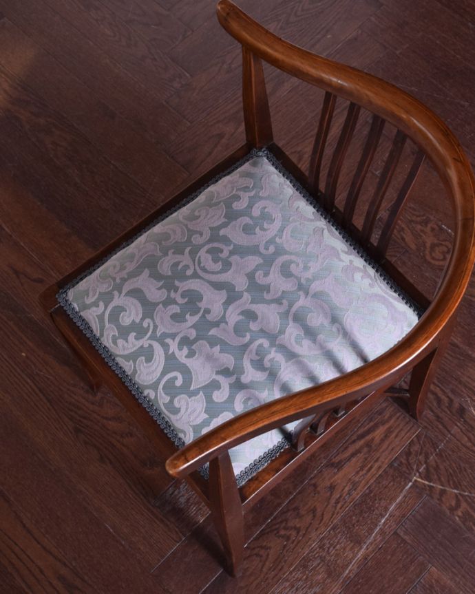 サロンチェア　アンティーク チェア　マホガニー材を使った英国輸入のアンティークの椅子、美しいコーナーチェア。座面は布が貼ってあるので、長時間座っても疲れません。(k-1270-c)