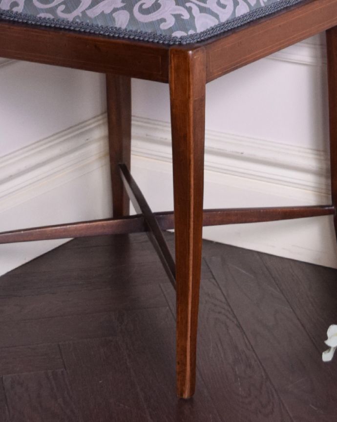 サロンチェア　アンティーク チェア　マホガニー材を使った英国輸入のアンティークの椅子、美しいコーナーチェア。安定感のある脚です。(k-1270-c)