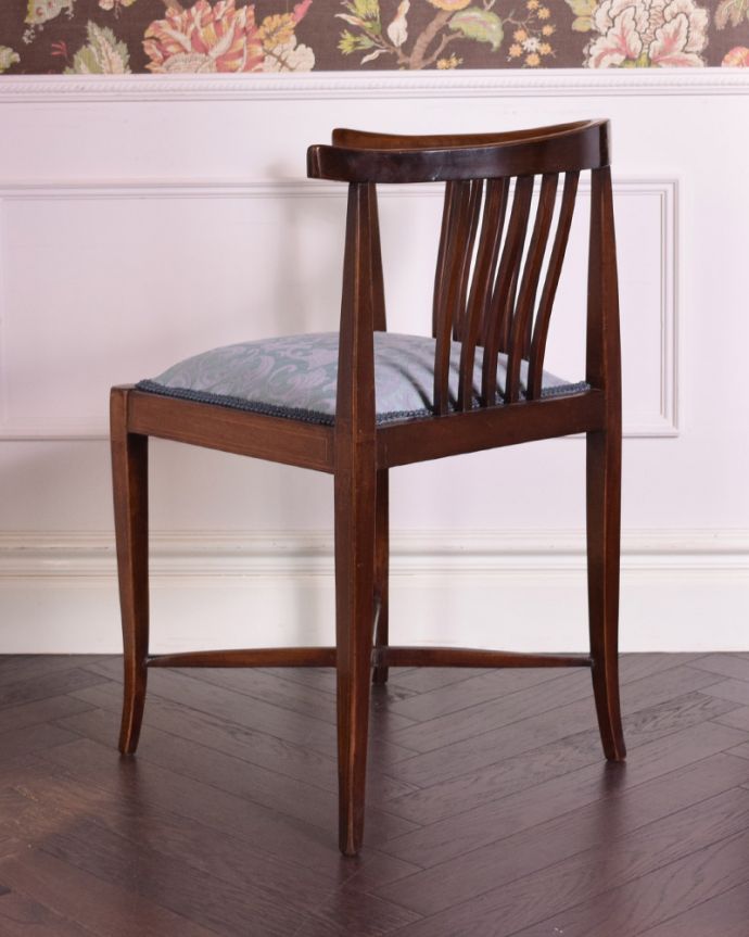 サロンチェア　アンティーク チェア　マホガニー材を使った英国輸入のアンティークの椅子、美しいコーナーチェア。横から見ても綺麗な装飾が楽しめます。(k-1270-c)