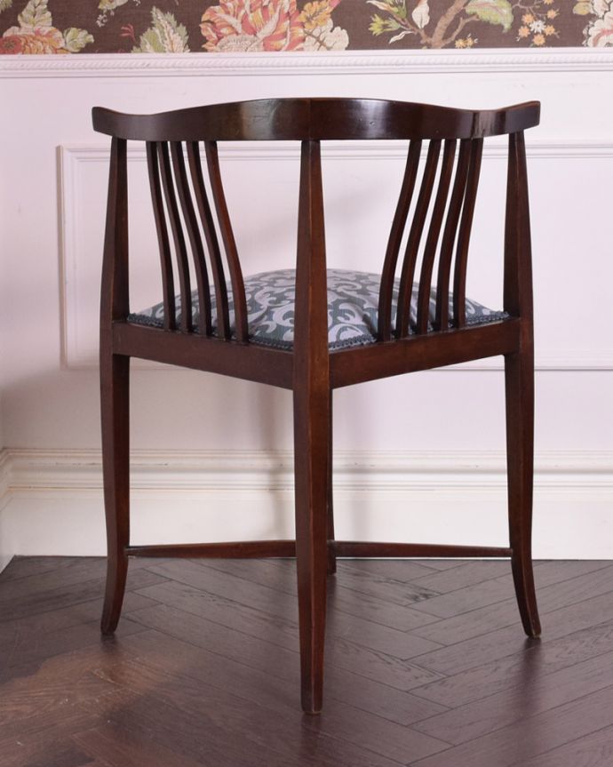 サロンチェア　アンティーク チェア　マホガニー材を使った英国輸入のアンティークの椅子、美しいコーナーチェア。アンティークは新品ではないので、もちろん経年変化によるキズはありますが、専門の職人が目立たないようキレイにお直しをしているので、後姿までキレイです。(k-1270-c)