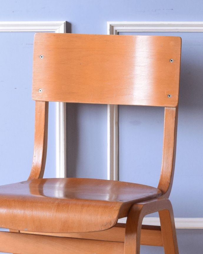 イギリスから届いたアンティークの椅子、積み重ねて収納できるスタッキングチェア