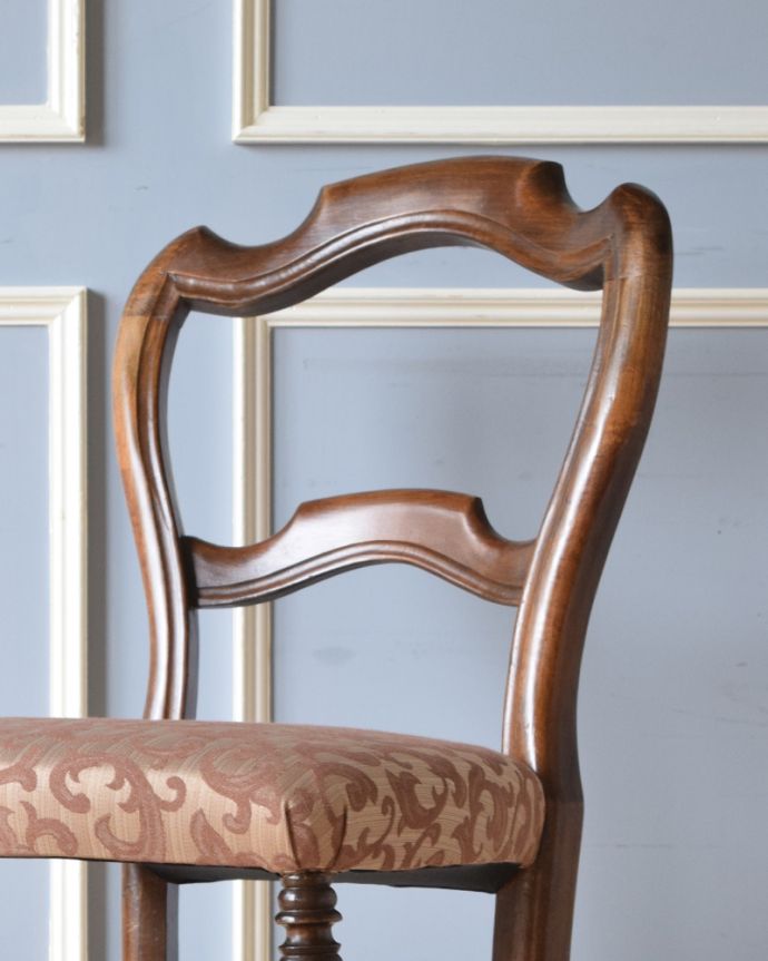 サロンチェア　アンティーク チェア　英国アンティークの椅子、マホガニー材を使ったダイニングチェア（サロンチェア）。美しい彫があります。(k-1272-c)