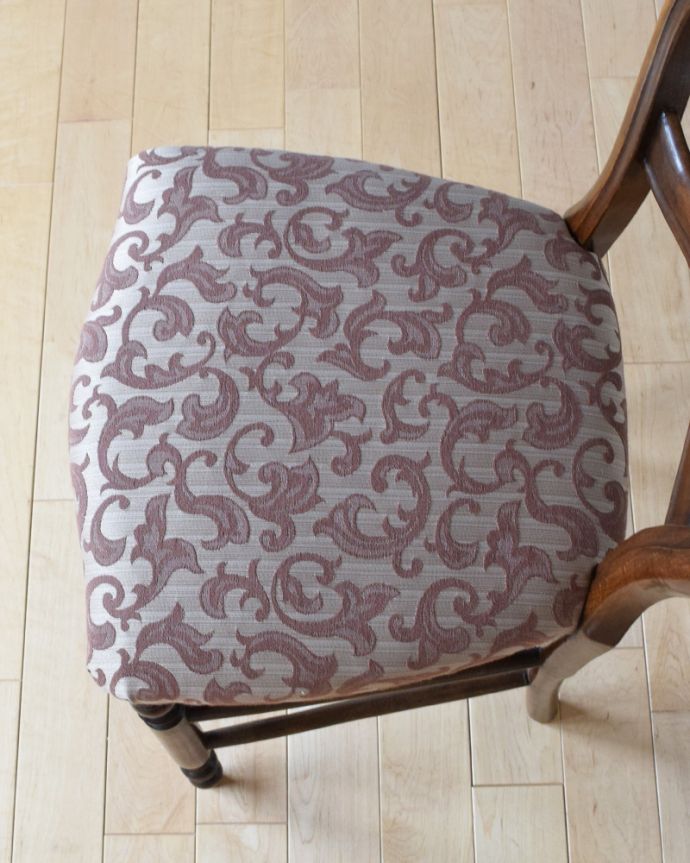 サロンチェア　アンティーク チェア　英国アンティークの椅子、マホガニー材を使ったダイニングチェア（サロンチェア）。布が貼ってあるので、長時間座っても疲れません。(k-1272-c)