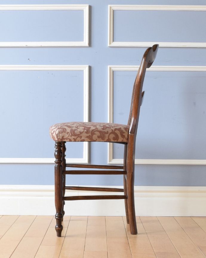 サロンチェア　アンティーク チェア　英国アンティークの椅子、マホガニー材を使ったダイニングチェア（サロンチェア）。横から見ても綺麗な装飾が楽しめます。(k-1272-c)