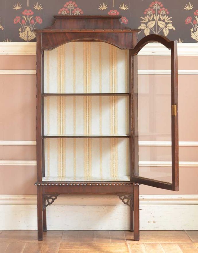 アンティークのキャビネット　アンティーク家具　英国スタイルの上品なアンティーク家具、和室にもオススメのショーケース。３段あります。(k-1272-f-1)