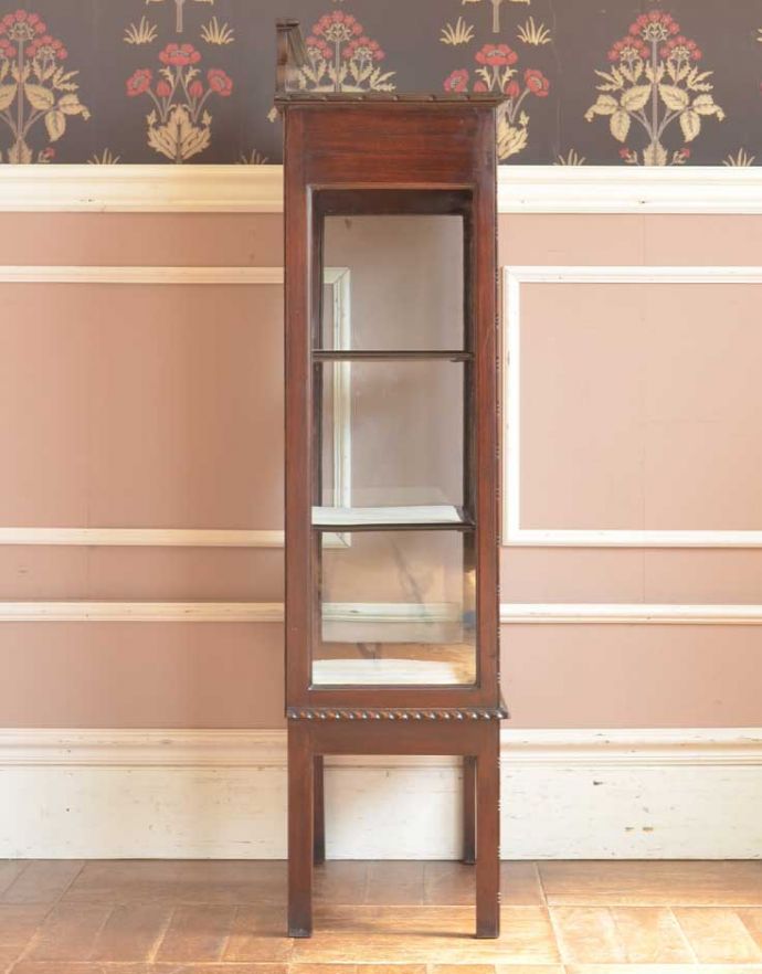 アンティークのキャビネット　アンティーク家具　英国スタイルの上品なアンティーク家具、和室にもオススメのショーケース。サイドもガラス貼りが涼しげでスッキリしています。(k-1272-f-1)