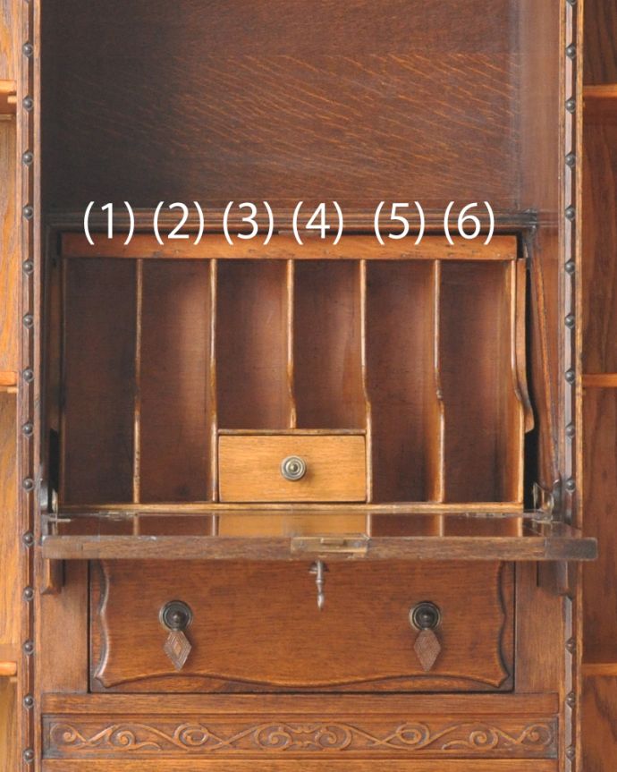 ビューロー　アンティーク家具　大きなガラス扉が美しいアンティーク家具、サイドバイサイド（デスク＆本棚）。ビューローの中にも収納スペースが。(k-1273-f)