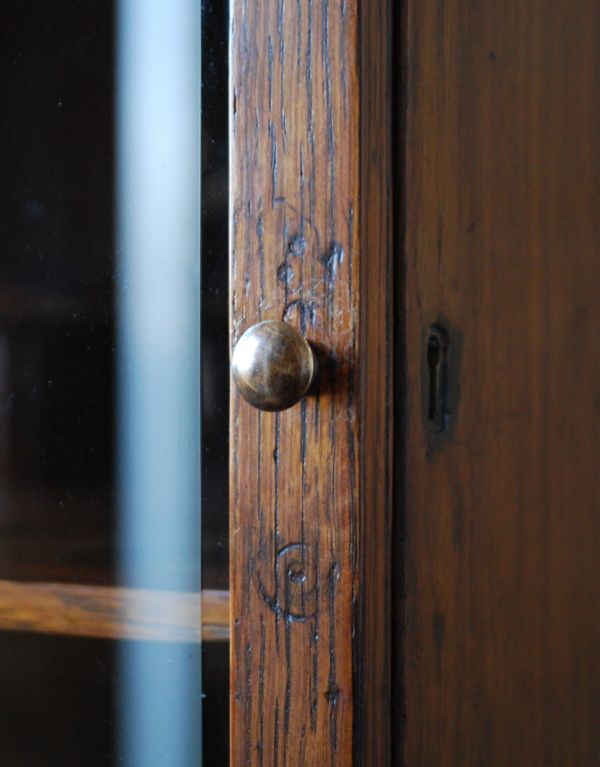ウォールシェルフ・ウォールハンガー　アンティーク家具　英国の壁付けスモーカーズキャビネット、ガラス扉のアンティークウォールキャビネット 。扉の取っ手です。(k-1274-f)