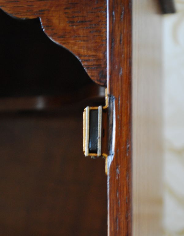 ウォールシェルフ・ウォールハンガー　アンティーク家具　英国の壁付けスモーカーズキャビネット、ガラス扉のアンティークウォールキャビネット 。扉にはマグネットがついているので、開け閉めもスムーズです。(k-1274-f)