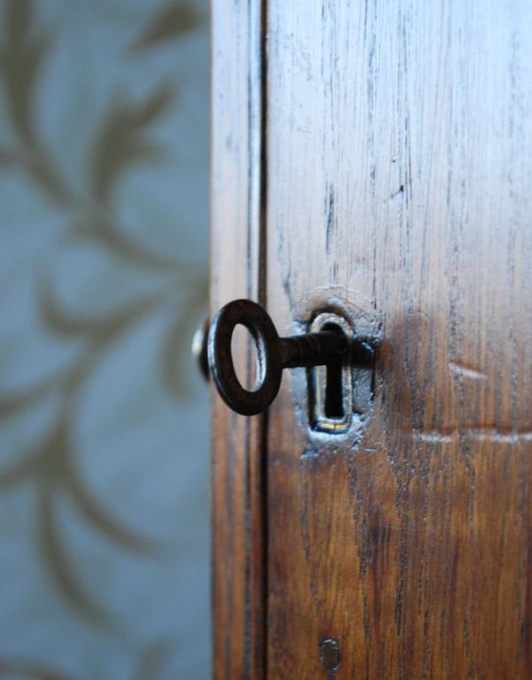 ウォールシェルフ・ウォールハンガー　アンティーク家具　英国の壁付けスモーカーズキャビネット、ガラス扉のアンティークウォールキャビネット 。アンティークの鍵が付いています。(k-1274-f)