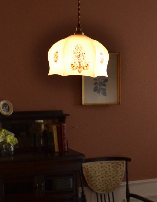 ペンダントライト　照明・ライティング　ヒヤシンスが可愛いイギリスからやってきたアンティークペンダントライト。ふわんと膨らんだ優しいシルエットのランプは、１つでも存在感たっぷりです。(k-1279-z)