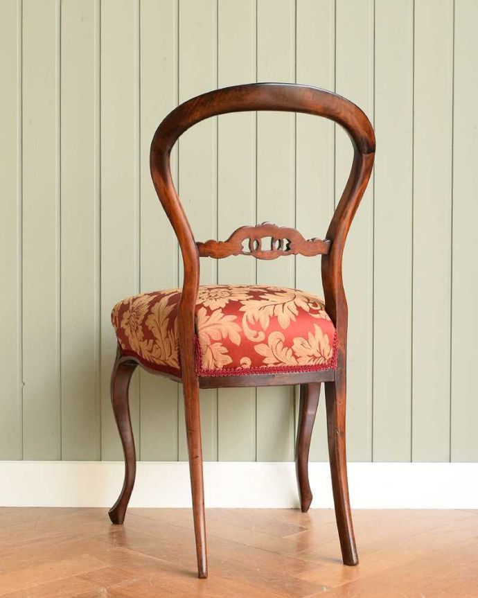 サロンチェア　アンティーク チェア　高級感ある英国アンティーク椅子、ローズウッド材のバルーンバックチェア。優雅な後ろ姿にうっとり･･･うっとりするほど優雅な後ろ姿。(k-1280-c)