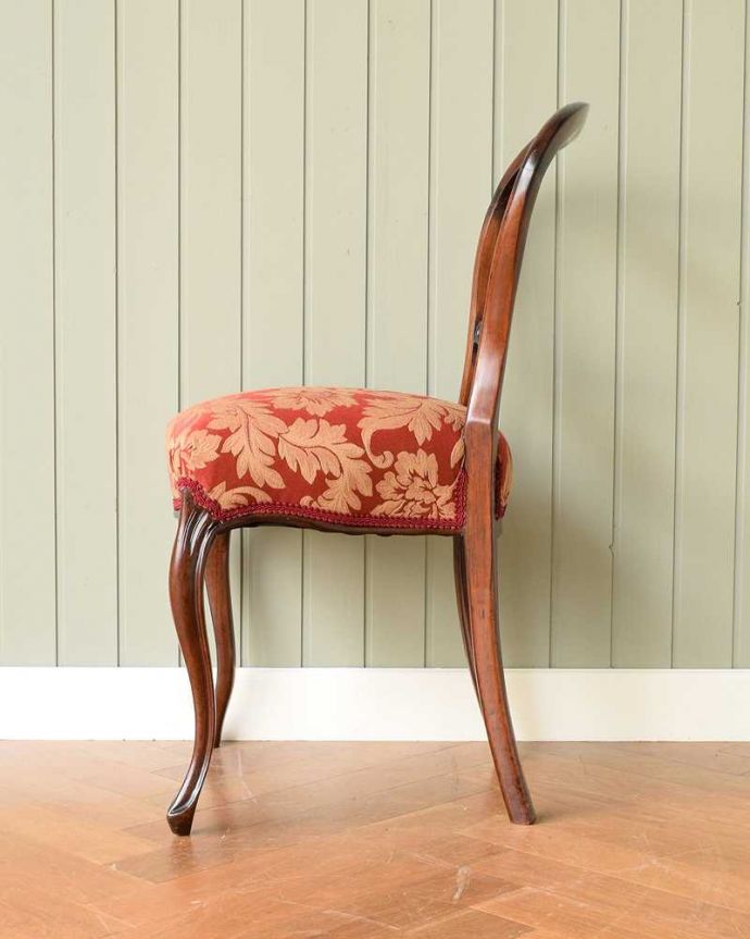 サロンチェア　アンティーク チェア　高級感ある英国アンティーク椅子、ローズウッド材のバルーンバックチェア。気品の感じられる横顔グルッと360度どの角度から見ても優雅で気品のあるフォルムです。(k-1280-c)