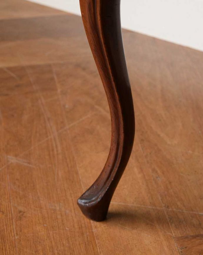 サロンチェア　アンティーク チェア　高級感ある英国アンティーク椅子、ローズウッド材のバルーンバックチェア。床を滑らせて移動出来ますHandleではアンティークチェアの脚の裏にフェルトキーパーをお付けしています。(k-1280-c)