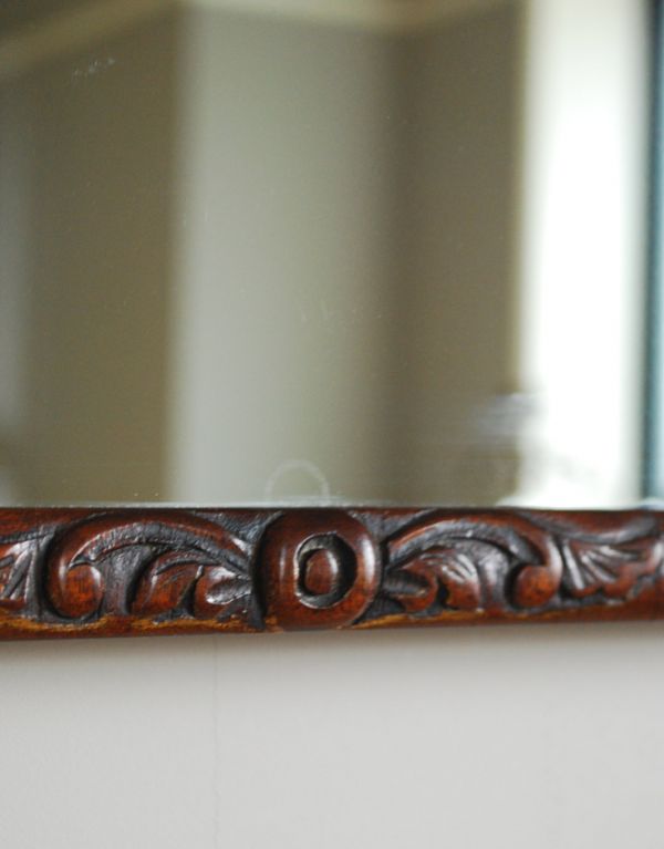 アンティーク フレーム付きミラー　アンティーク雑貨　英国スタイルのアンティーク雑貨、マホガニー材のアンティークミラー（鏡）。フレームの下にはお花の可愛い装飾が付いています。(k-1282-z)