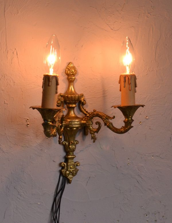 壁付けブラケット　照明・ライティング　アンティークの壁付け照明、真鍮製のウォールブラケット（２灯）（.Ｅ17シャンデリア球付）。寝室や階段、玄関などにピッタリの壁付けブラケット。(k-1286-z)