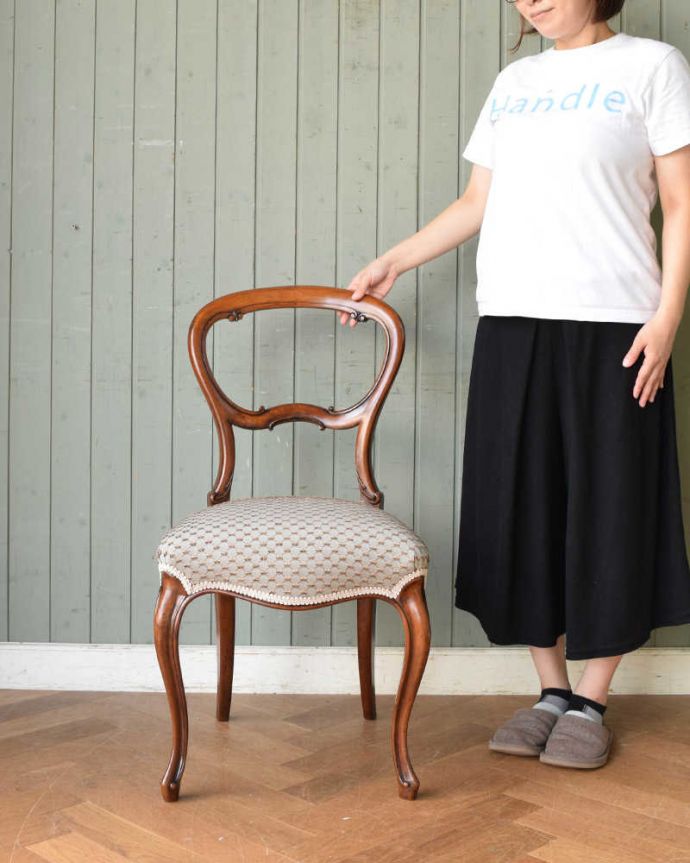 英国アンティークチェア、ふんわり綺麗な背もたれのバルーンバックチェア(k-1287-c)｜アンティークチェア・椅子