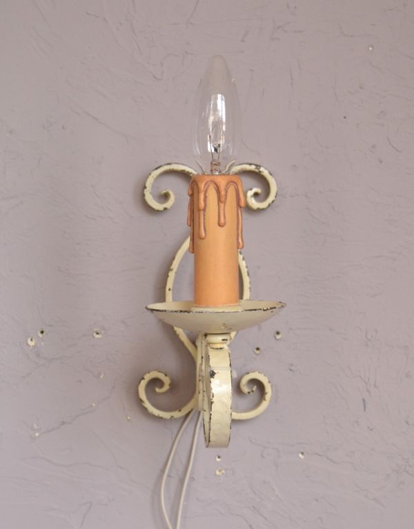 壁付けブラケット　照明・ライティング　アイアンアームのアンティーク照明、白色の壁付けブラケット（１灯）（Ｅ17シャンデリア球付）。寝室や階段、玄関、トイレなどにピッタリの壁付けブラケットです。(k-1287-z)