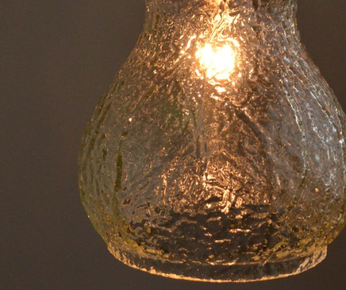 ペンダントライト　照明・ライティング　イギリスで見つけたアンティーク照明、ガラスのペンダントライト。シェードから漏れる光に癒されます。(k-1289-z)