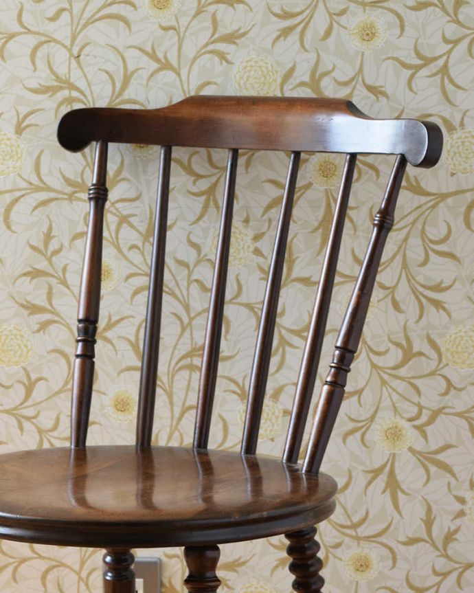 キッチンチェア　アンティーク チェア　英国輸入のアンティーク椅子、丸い座面の可愛いキッチンチェア。背もたれは家庭のデザイン同じように見えて、それぞれの家庭で少しずつ違う背もたれのデザイン。(k-1292-c)