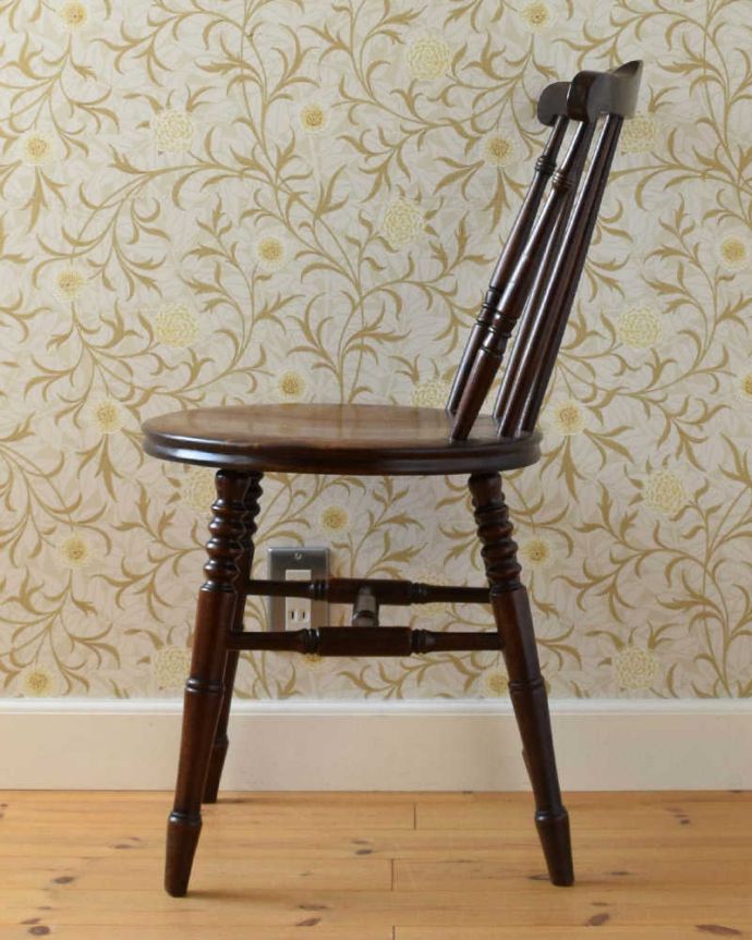 キッチンチェア　アンティーク チェア　英国輸入のアンティーク椅子、丸い座面の可愛いキッチンチェア。横顔もほっこりデザイン横から見ても、なんだかほっこりぬくもりあるデザイン。(k-1292-c)