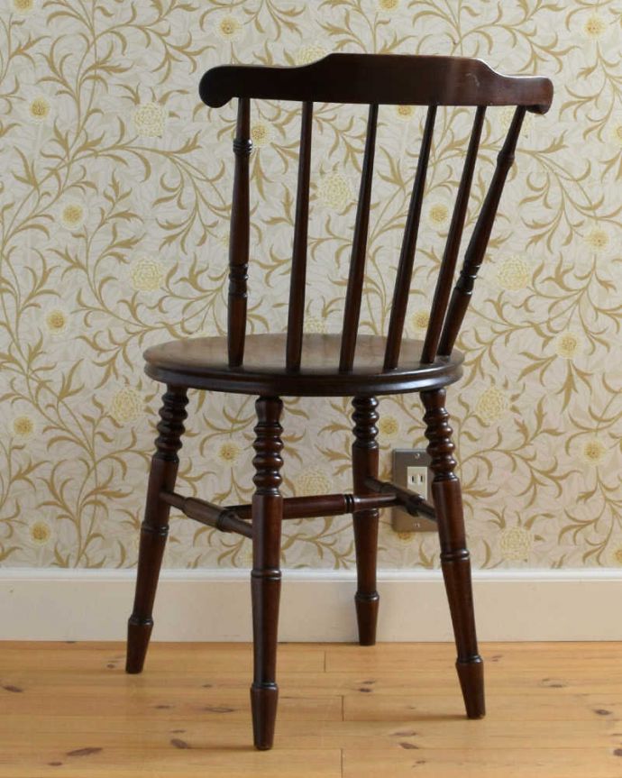 キッチンチェア　アンティーク チェア　英国輸入のアンティーク椅子、丸い座面の可愛いキッチンチェア。後ろ姿にも自信アリ！並べた時に後ろから見ることも多い椅子。(k-1292-c)