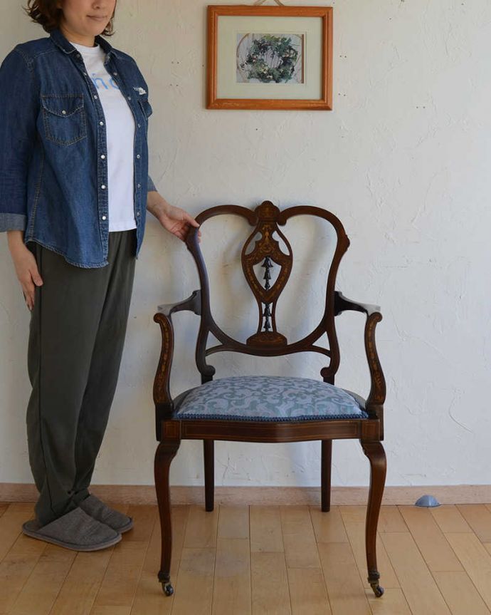 サロンチェア　アンティーク チェア　象嵌が入った美しい英国アンティーク、透かし彫りの背もたれのアームチェア。「見る」だけで幸せになるアンティークの椅子最高級のアンティークチェアは、座って使う楽しむ以外に目で見て楽しめます。(k-1293-c)
