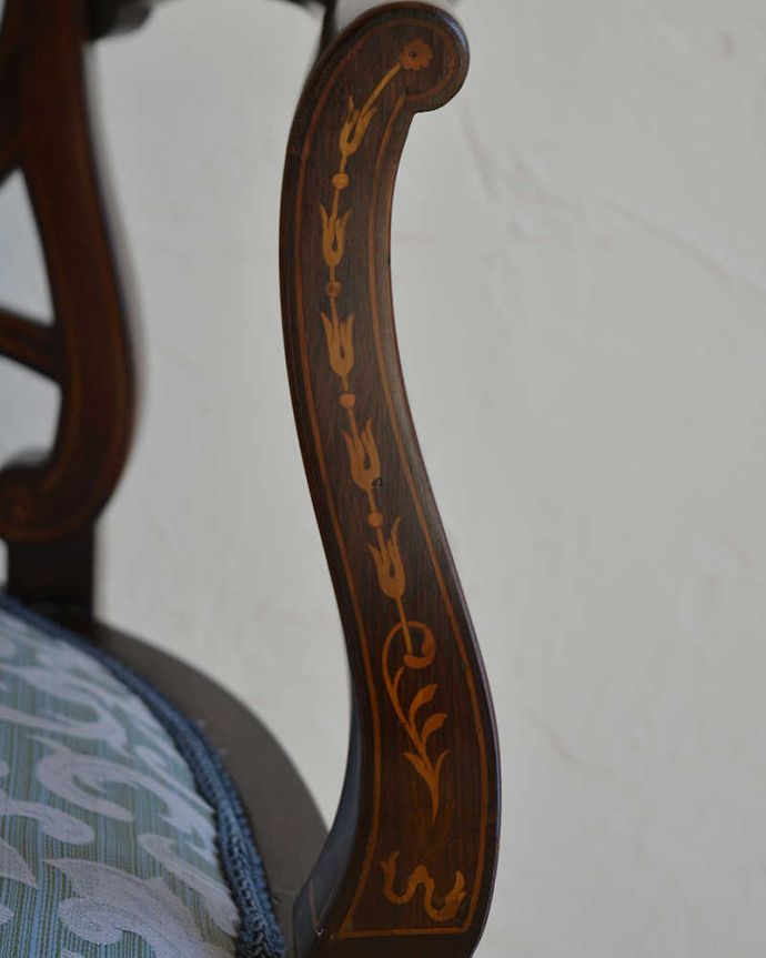 サロンチェア　アンティーク チェア　象嵌が入った美しい英国アンティーク、透かし彫りの背もたれのアームチェア。華やかな象嵌の模様木を組み合わせることで作る象嵌で描かれた模様。(k-1293-c)