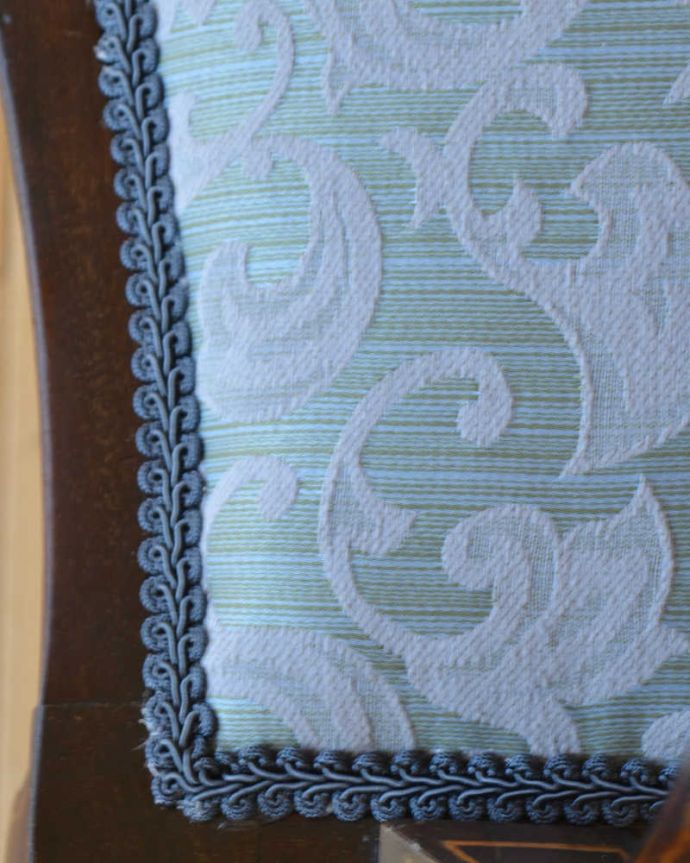 サロンチェア　アンティーク チェア　象嵌が入った美しい英国アンティーク、透かし彫りの背もたれのアームチェア。生地のセレクトにもこだわりました優雅なアンティークチェアの雰囲気をそのままに、一番似合う貼り座をじっくり選びました。(k-1293-c)