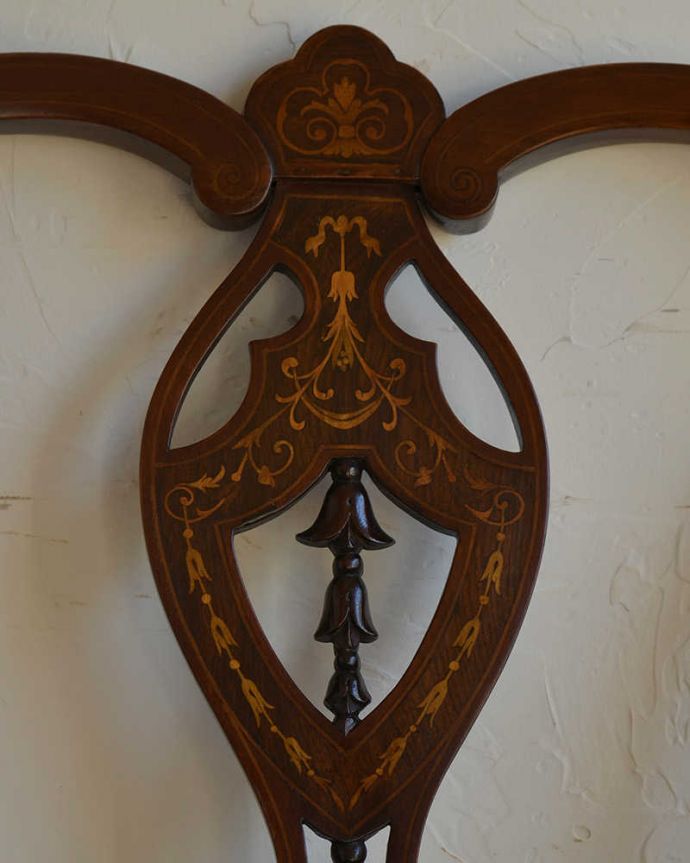 サロンチェア　アンティーク チェア　象嵌が入った美しい英国アンティーク、透かし彫りの背もたれのアームチェア。アンティークだから手に入ります現代では手に入れることが出来ない細かな手作業。(k-1293-c)