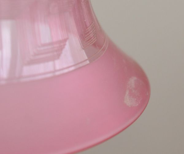 ペンダントライト　照明・ライティング　ピンク色のグラデーションカラー、アンティークガラスのペンダントライト（コード・シャンデリア球・ギャラリーなし）。シェードは、アンティークのため、誤差があったり、キズ、汚れが入っている場合もあります。(k-1293-z)