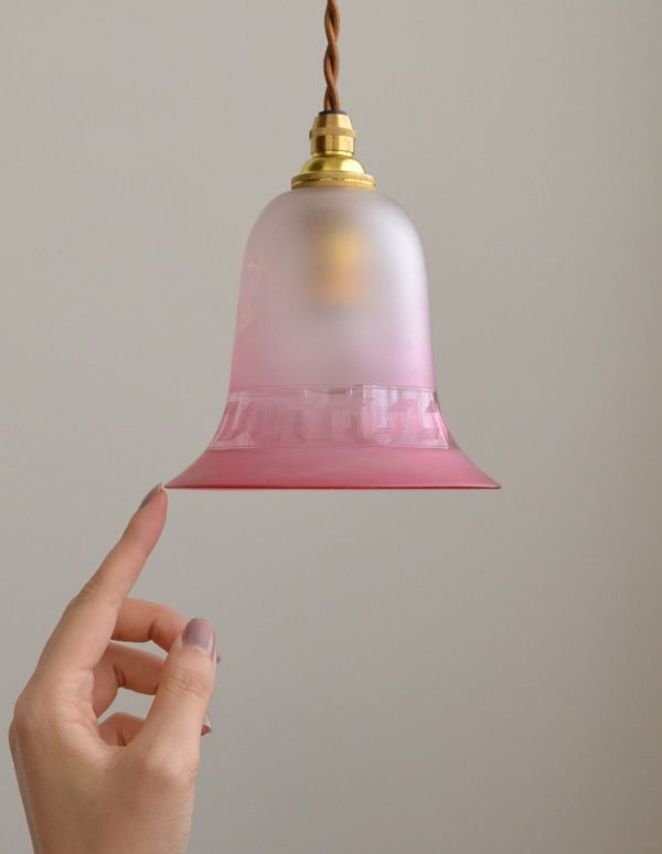 ペンダントライト　照明・ライティング　ピンク色のグラデーションカラー、アンティークガラスのペンダントライト（コード・シャンデリア球・ギャラリーなし）。アンティークのガラスは、光を通すとなんとも言えないステキな雰囲気でお部屋を照らしてくれます。(k-1293-z)