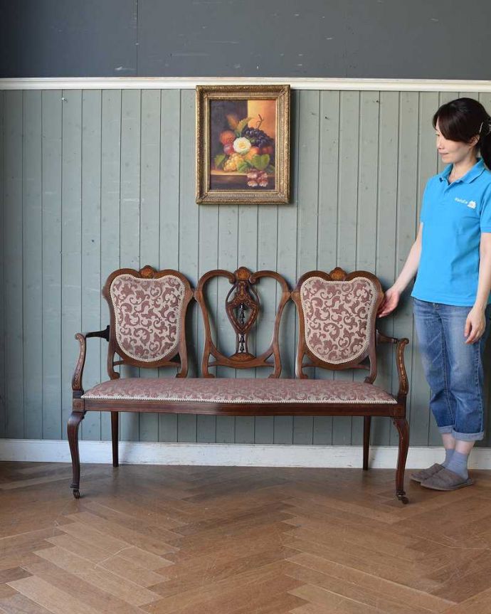 セティ・ソファ・ベンチ　アンティーク チェア　イギリスの優雅なアンティークチェア、背もたれの装飾がエレガントな美しいセティ。最上級の美しさで見た人みんなを魅了する椅子アンティークの椅子の中でも特に美しいセティ。(k-1294-c)