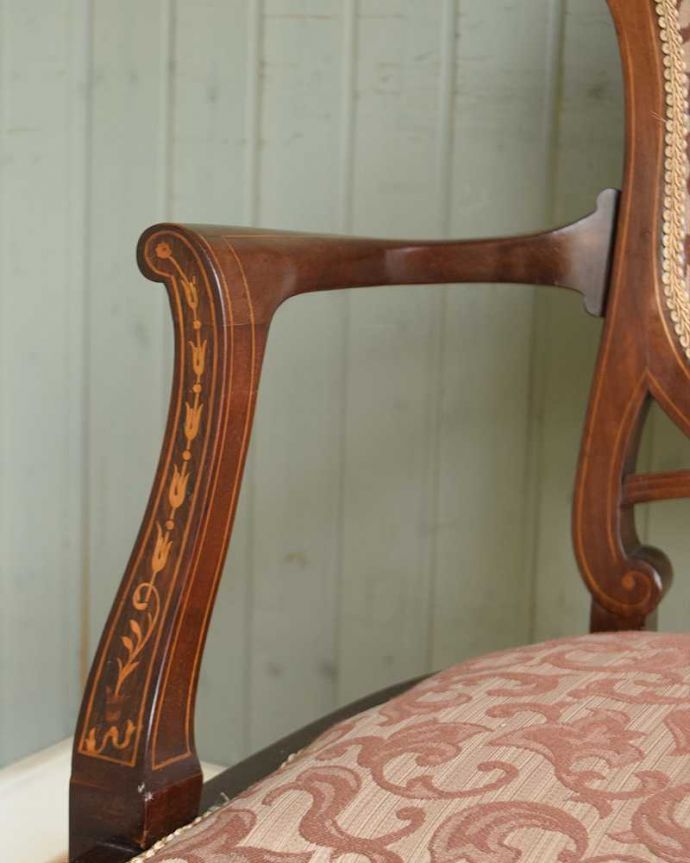 セティ・ソファ・ベンチ　アンティーク チェア　イギリスの優雅なアンティークチェア、背もたれの装飾がエレガントな美しいセティ。デザインされたアーム部分肘を掛けれるようにデザインされたアームの形まで優雅なんです。(k-1294-c)