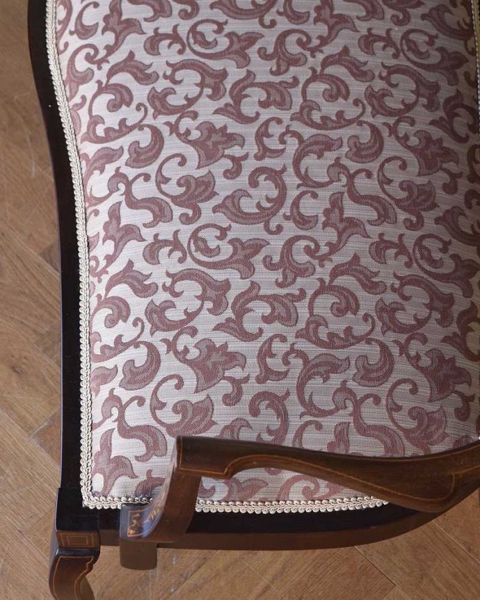 セティ・ソファ・ベンチ　アンティーク チェア　イギリスの優雅なアンティークチェア、背もたれの装飾がエレガントな美しいセティ。生地のセレクトもこだわりました優雅なセティの雰囲気そのままに、一番似合う貼り座をじっくり選びました。(k-1294-c)