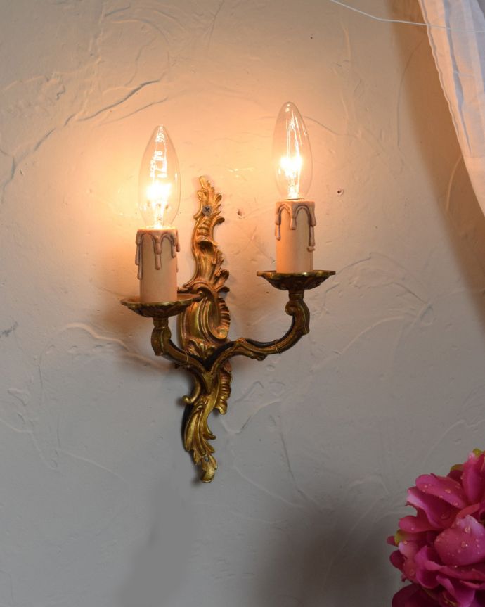 壁付けブラケット　照明・ライティング　アンティーク照明、植物モチーフの美しいゴールド色のウォールブラケット（Ｅ17シャンデリア球付き）。壁のお洒落を楽しむのにはピッタリな存在感です。(k-1294-z)