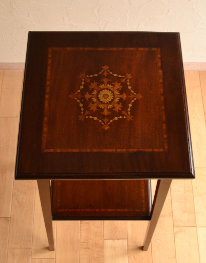 アンティークのテーブル　アンティーク家具　象嵌の高級感がある英国家具、棚が付いたオケージョナルテーブル。天板です。(k-1297-f-1)