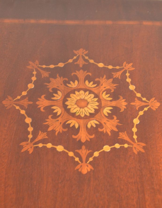 アンティークのテーブル　アンティーク家具　象嵌の高級感がある英国家具、棚が付いたオケージョナルテーブル。お花をモチーフとした象嵌の装飾が美しいです。(k-1297-f-1)