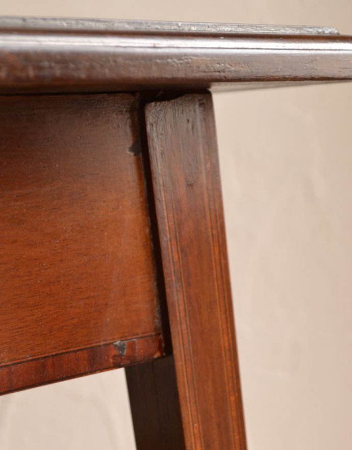アンティークのテーブル　アンティーク家具　象嵌の高級感がある英国家具、棚が付いたオケージョナルテーブル。アンティークは新品ではないので、経年変化によるキズはありますが、専門の職人によって目立たないようにキレイにお直しをしています。(k-1297-f-1)