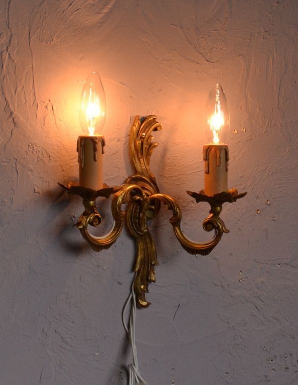壁付けブラケット　照明・ライティング　華やかなアンティーク照明、ゴールド色の上品なウォールブラケット（Ｅ17シャンデリア球付）。寝室や階段、玄関などにピッタリの壁付けブラケット。(k-1297-z)