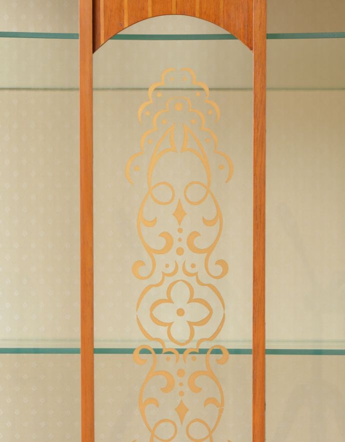 アンティークのキャビネット　アンティーク家具　ゴールドの装飾×時計が付いた英国アンティークのガラスキャビネット（飾り棚）。ガラス面にはゴールドのラインで美しい模様が描かれています。(k-1299-f)