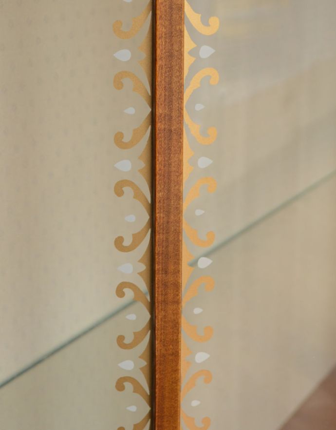 アンティークのキャビネット　アンティーク家具　ゴールドの装飾×時計が付いた英国アンティークのガラスキャビネット（飾り棚）。サイドにも繊細な模様が描かれています。(k-1299-f)
