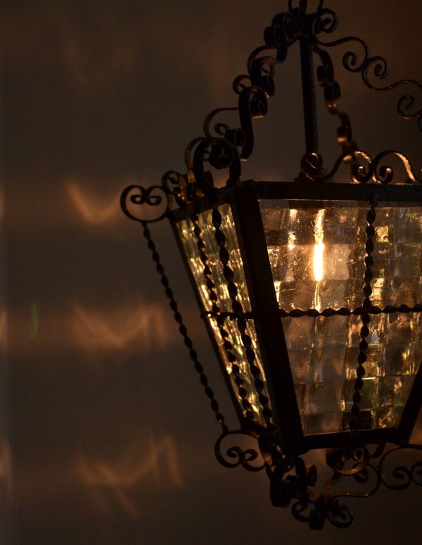 ペンダントライト　照明・ライティング　フランスのアンティークランプ、中々出会えない素敵なペンダントライト（照明）。明かりを点けるとブロックガラスに反射してより綺麗に灯ります。(k-1300-z)